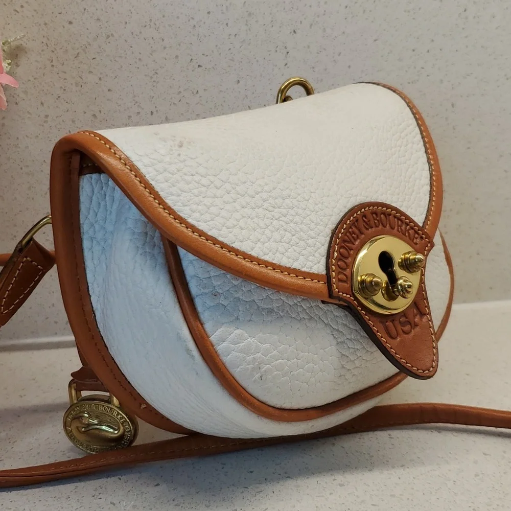 USA 🇺🇸 Vintage and Rare DOONEY & BOURKE pebbled leather crossbody bag